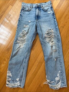 Light Wash Distressed high waisted Straight-Leg Jeans in great condition